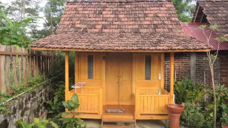 Omah Rumba Bata Отели рядом с достопримечательностью «Islamic University of Indonesia»