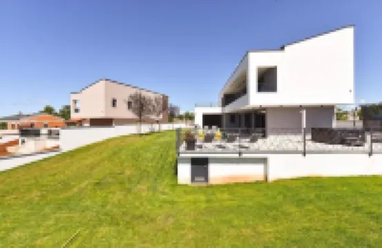 Spacious villa with pool and garden in Stokovci