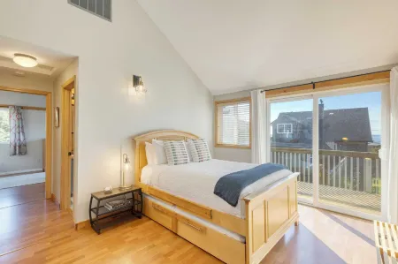 Royal Canoe by Avantstay Walk to the Shore + Private Yard