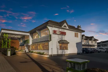 SureStay Hotel by Best Western North Vancouver Capilano Отели рядом с достопримечательностью «Spirit Gallery»