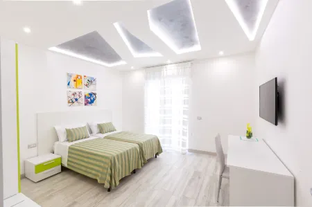 SorrentoVibes - New & Stylish Two Bedroom Apartment with Balconies Отели рядом со станцией S. Agnello