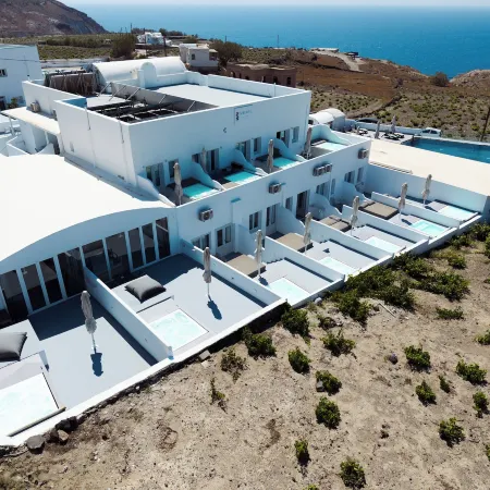Serenità Luxury Suites Отели рядом с достопримечательностью «Белый пляж»