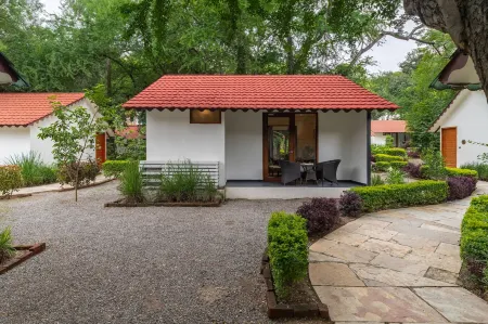 Aranya Vilas - A Nature Resort Отели рядом с достопримечательностью «Bhartia Lok Kala»