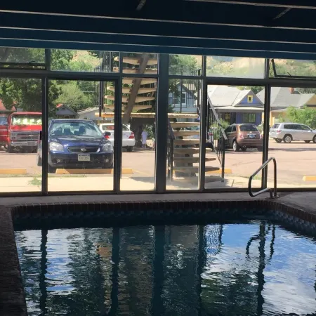 Garden of the Gods Motel Отели рядом с достопримечательностью «Парк Монумент Вэлли»