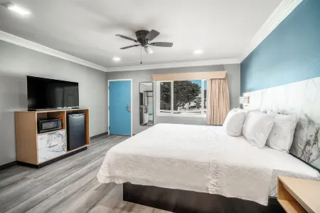 Pacific Inn & Suites Отели рядом с достопримечательностью «Пойнт Фермин Лайтхаус»