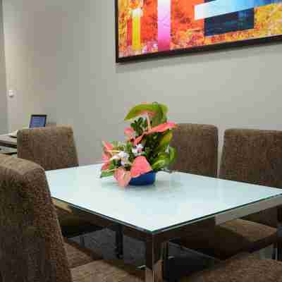 ラサン ナディ エアポート アパートメント ホテル Dining/Meeting Rooms