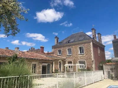 La Villa des Roses Gîte Chambres d'hôtes Piscine chauffée Hotels in Saint-Aubin-la-Plaine