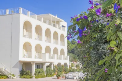 Est Hotel Отели в г. Cerfignano