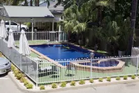 Paddlewheel Motel - Pools
