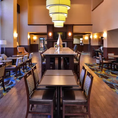 Hampton Inn & Suites Ontario
