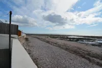 Coorie by the Coast, Direct Beach Access Getaway - Arbroath