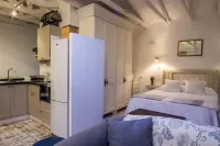 Maison H Guest House Hotels in La Lucia