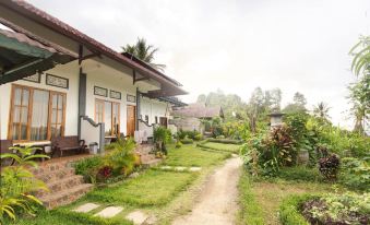 Aris Homestay and Warung Made