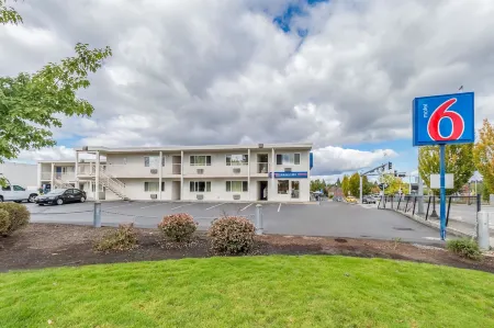 Motel 6 Beaverton, or Отели в г. Роли Хилс