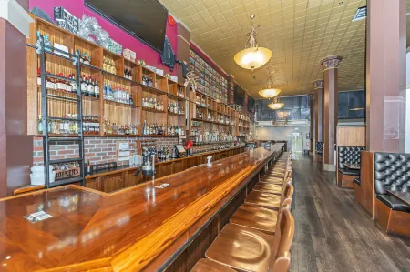 The Bedford Regency Hotel Отели рядом с достопримечательностью «Art Gallery of Greater Victoria»