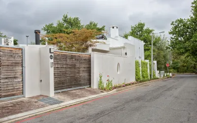 Laanhof Studios Hotels near Rust en Vrede Wine Estate