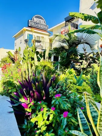 Hotel Villa Serena Отели рядом с достопримечательностью «Olaf Wieghorst Museum & Western Heritage Center»