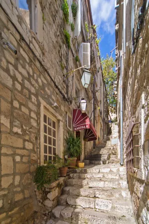 Old Town City Center Apartments Отели рядом с достопримечательностью «Локрум»