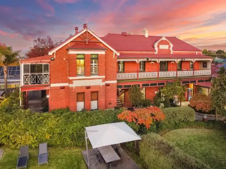 Alzburg Resort Отели в г. Гоуз Бэй