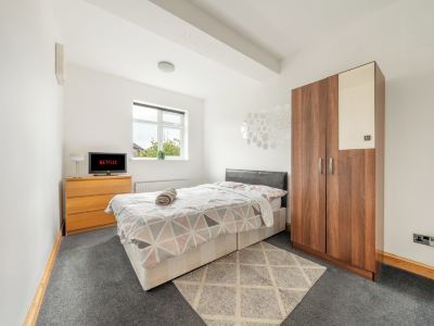 House - Sleeps 10 - Garden - Parking