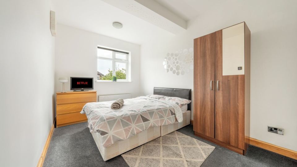 House - Sleeps 10 - Garden - Parking