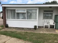 2-bed Seaside Retreat - Sleeps 4 & Parking