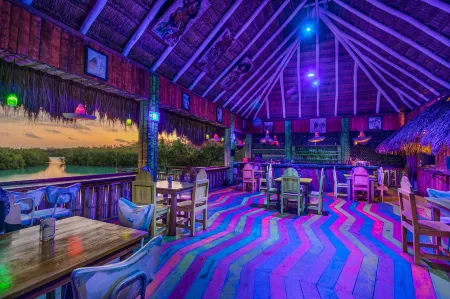 Embajada Universal by la Eufemia Group