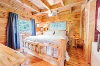 J Willy's Refuge 2 Bedroom Cabin by RedAwning Hotels near CAM Cabin Crafts
