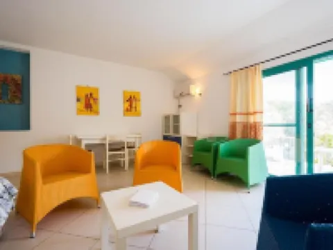 โฮลิเดย์ อพาร์ตเมนต์ วิลลา อัลบา โรงแรมในOrosei