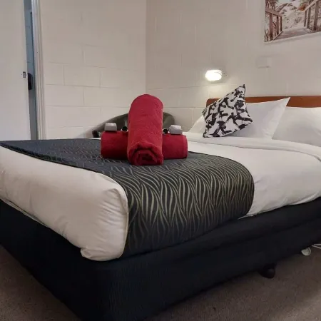 Golden Peak Motel PeakHill