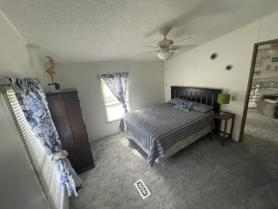 Lakeside Cozy Cottage - w Fishing Dock, Relaxing Lake Freeman, close to Purdue