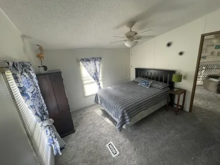 Lakeside Cozy Cottage - w Fishing Dock, Relaxing Lake Freeman, close to Purdue Отели в г. Кэрролл