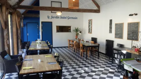 Le Jardin Saint Germain Lodges and Events Отели в г. Пон-л'Аббе