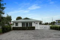 1st Street Bungalow - parking