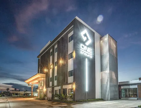 One Sakon Nakhon Hotel Отели рядом с достопримечательностью «Wat Phra That Choeng Chum Worawihan»