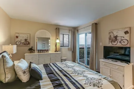 Ocean View Condo Steps Away from Beach, Access to Salt Water Pool by RedAwning Отели в г. Амелия-Айленд