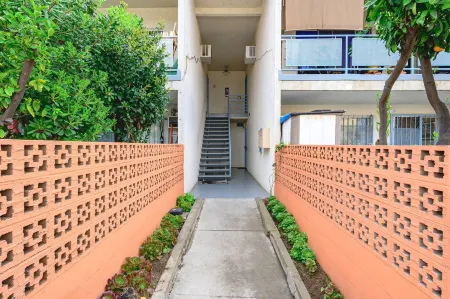 Modern Cozy Retreat Stylish Stay with Patio & Parking