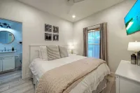 Luxury 4Bdr Beach Retreat w Private Pool Walk to Dining Shops Shore Thang