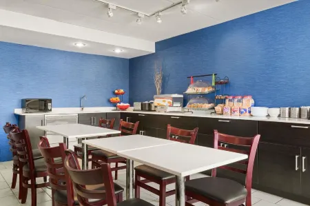 Travelodge by Wyndham Windsor Отели в г. Текамсе