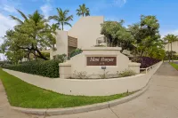 Spacious Suite with Serene Decor and Comfort Amenities - Tranquil Retreat