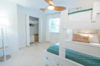 Spectacular Bliss- Secluded Beachfront Vibes, Surf, Yard Hôtels à : Fort Pierce