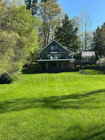 Winter Lakeside Retreat on Locke Lake — Stunning Views & Private Hot Tub Отели в г. Барнстед