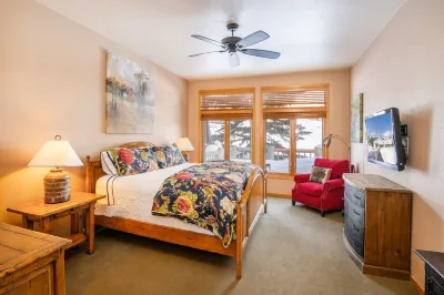 Beautiful 4 Bedroom condo on golf course in Sun Valley Hotels near White Clouds