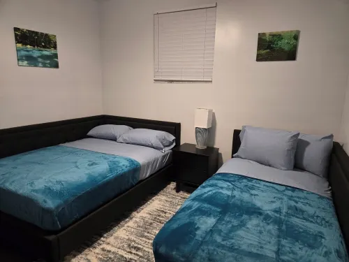 2/1 guesthouse with boat parking, outdoor shower, jetted tub, & craft ice!