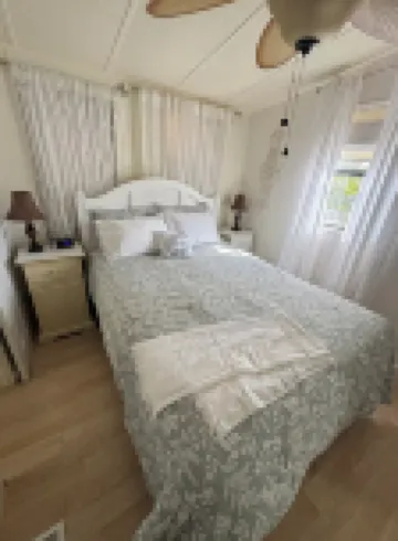 Charming 1 Bed 1 Bath Cottage in wonderful Sun Outdoors Sarasota that sleeps 6.