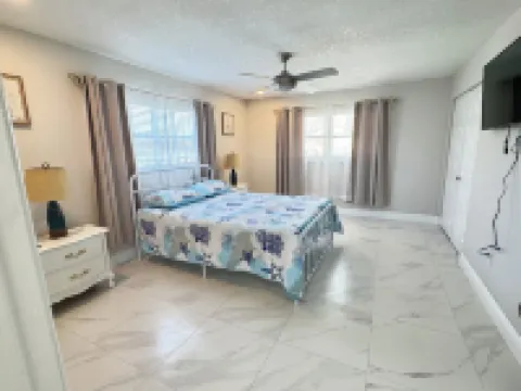 Charming  Two bedroom house near Beaches and Tampa Bay attractions. Hotels in Oldsmar