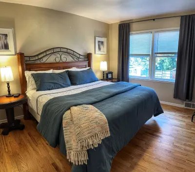 Spacious 5-bedroom house in Yakima. Hotels near Yakima Air Terminal