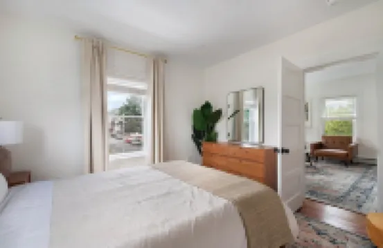 Urban Retreat: Bright, Stylish Top-Floor Apartment Near Universities & Dining