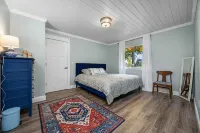 Lakefront Spacious Cottage with Sandy Beach, Kayaks and Games! Hotels in Chester Township