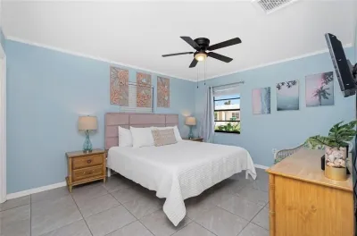 Charming villa with 2 bedrooms, 4 miles from gulf beaches. Dogs welcome!